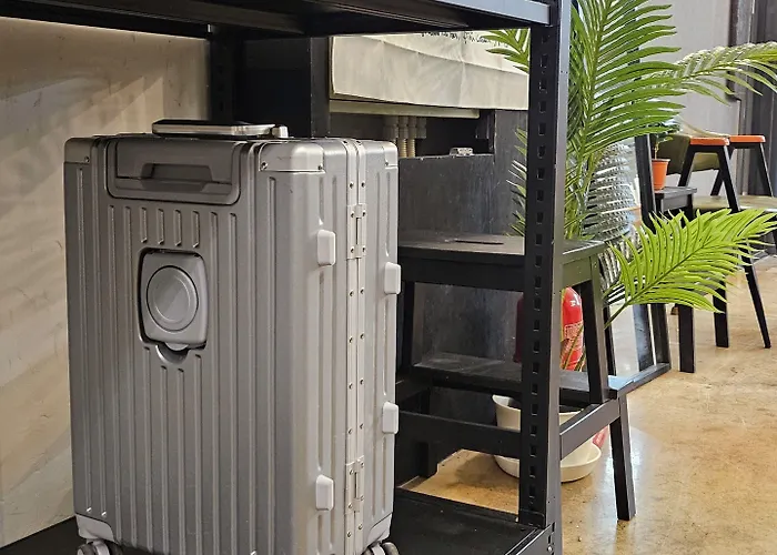 Travel Light Hostel